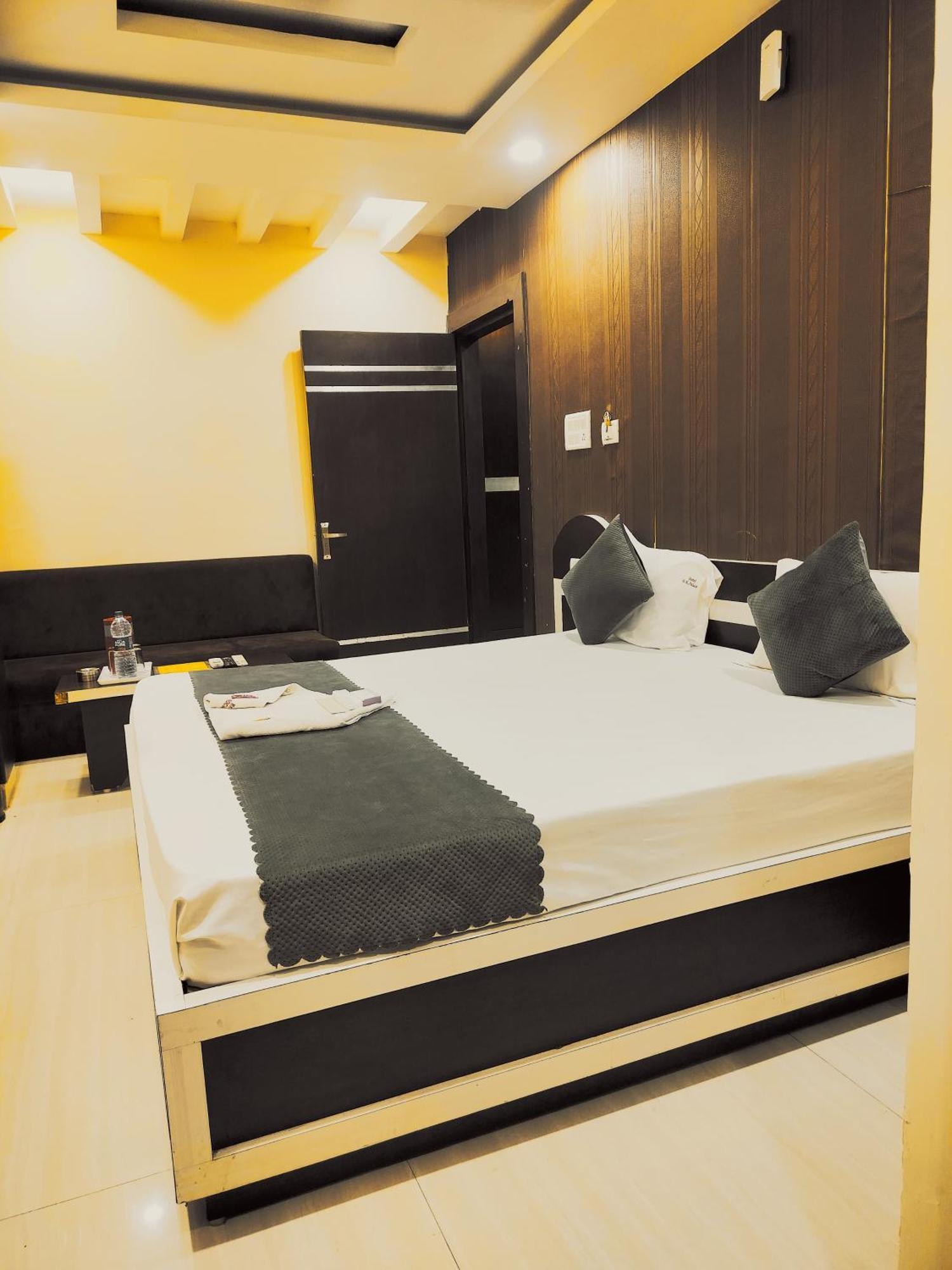 Hotel R K Palace Bhopál Kültér fotó